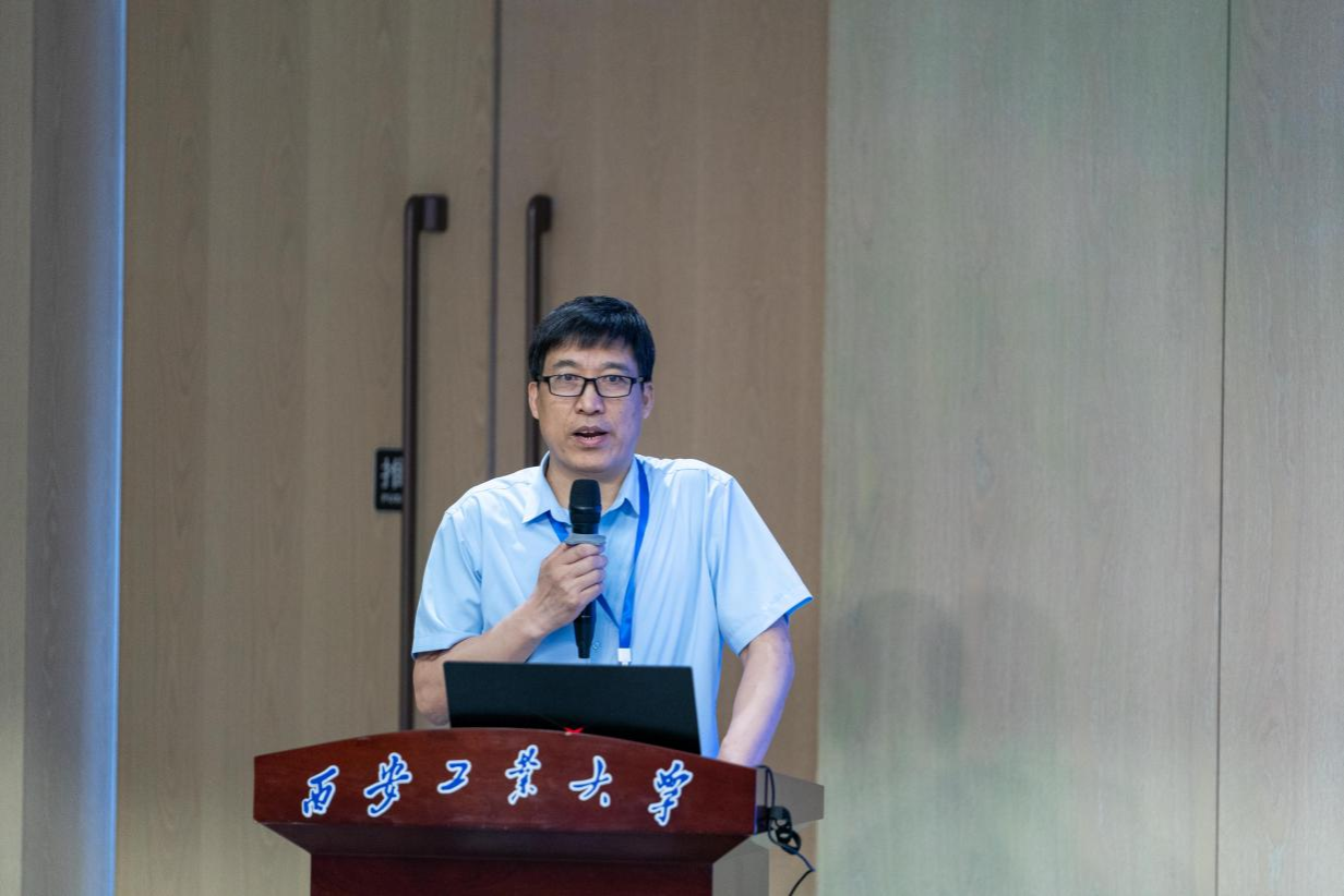 成人导航
院长王洪喜教授主持开幕式图