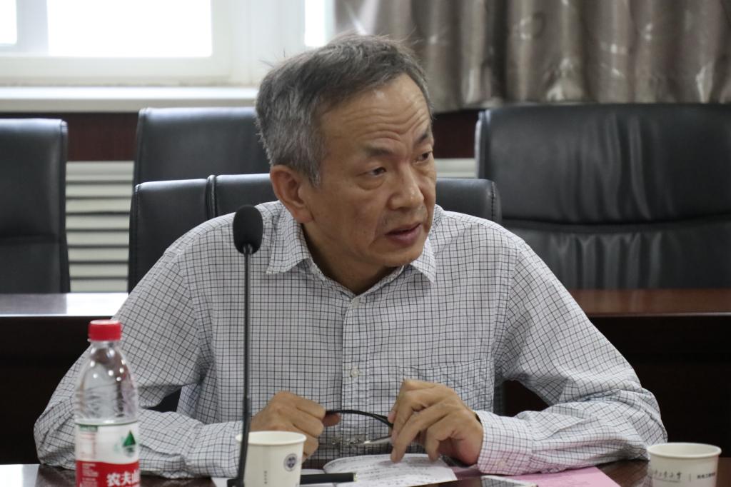 校党委委员、副校长刘卜参加成人导航
党委理论学习中心组(扩大)会议