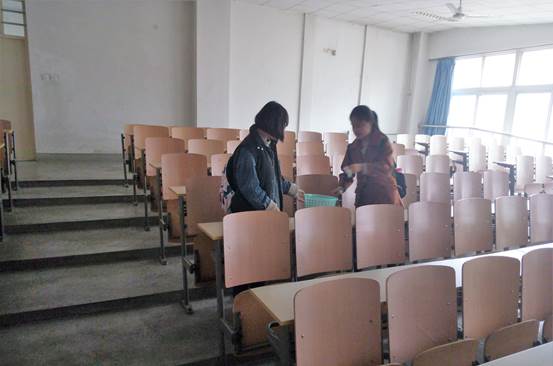 成人导航
阳光青协l雷锋月3月5日清扫教二教室 (2)