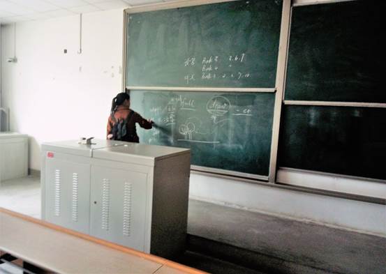 成人导航
阳光青协l雷锋月3月5日清扫教二教室 (3)